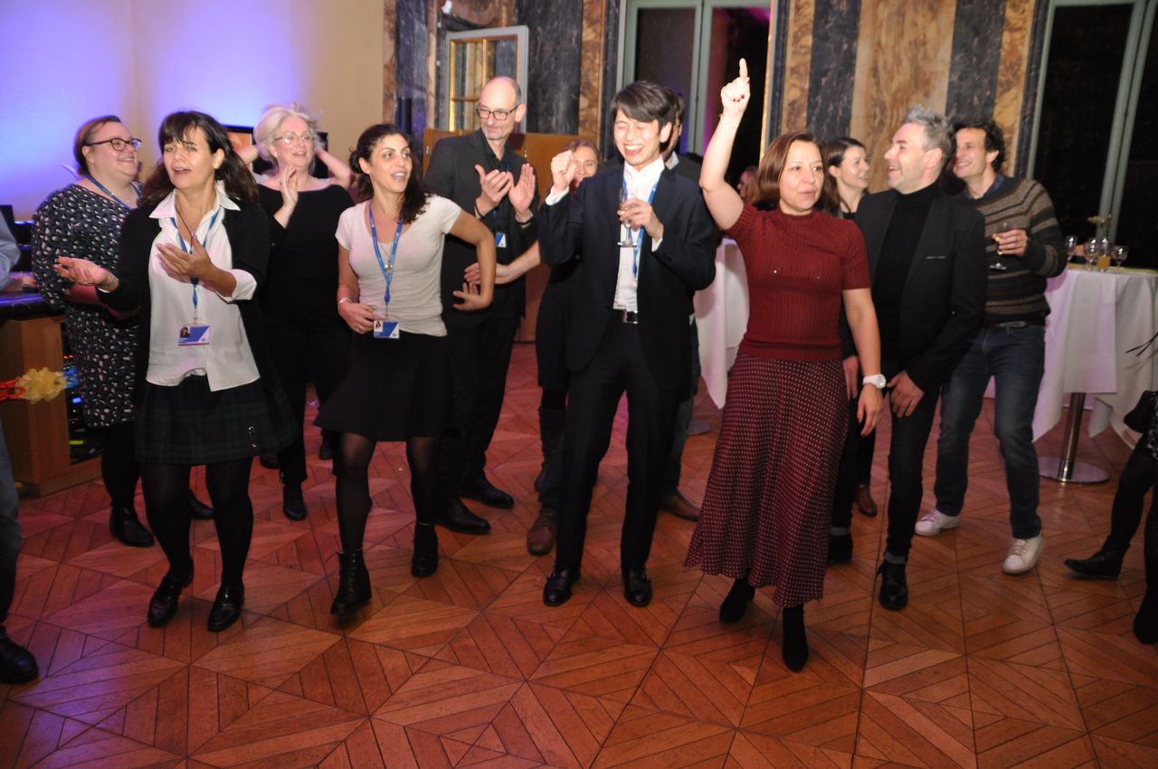 2019-12-06-(21h39)-dsc-0820-(mama-razzi).jpg