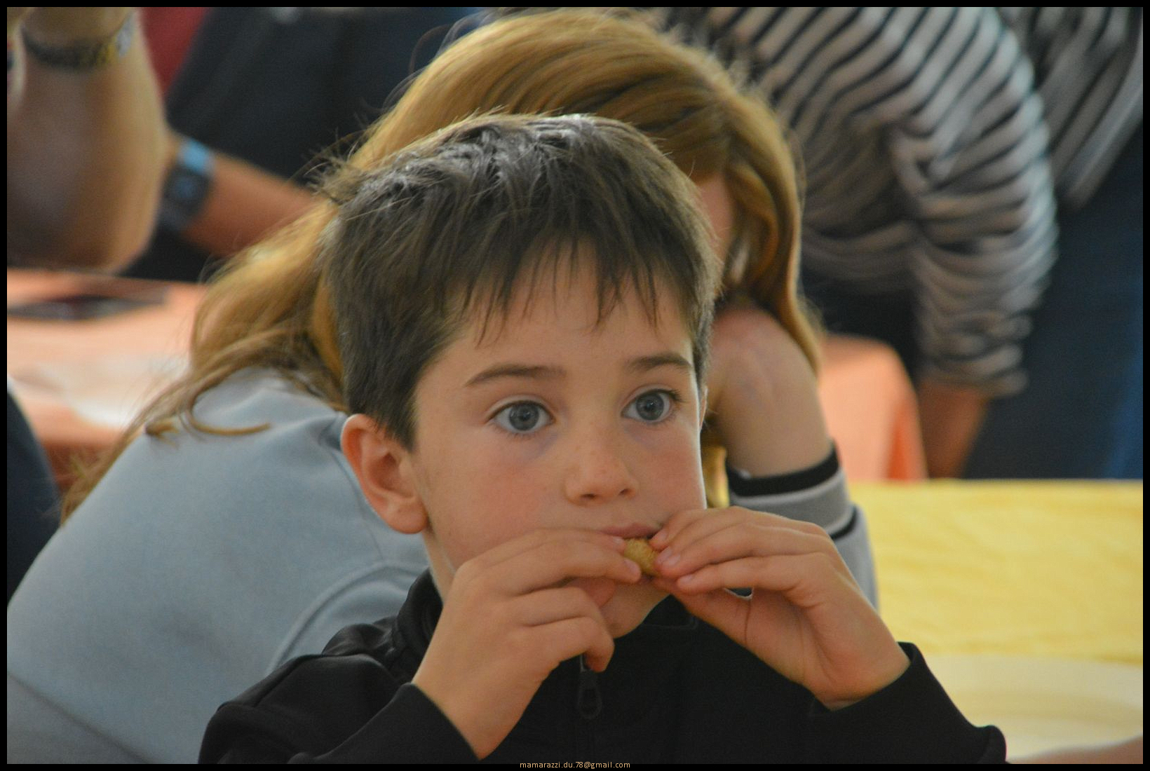 2022-09-24-(12h50m02s)-dsc_0142-mama-razzi-encadre.jpg