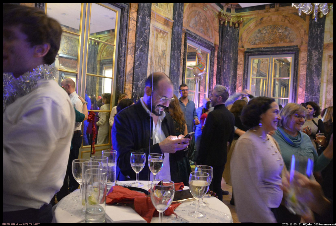 2022-12-09-(21h06)-dsc_0094-mama-razzi-encadre.jpg
