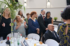 09-2023-03-12-(13h34m)-dsc02370-sony-mama-razzi.jpg 09-2023-03-12-(13h34m)-dsc02370-sony-mama-razzi.jpg