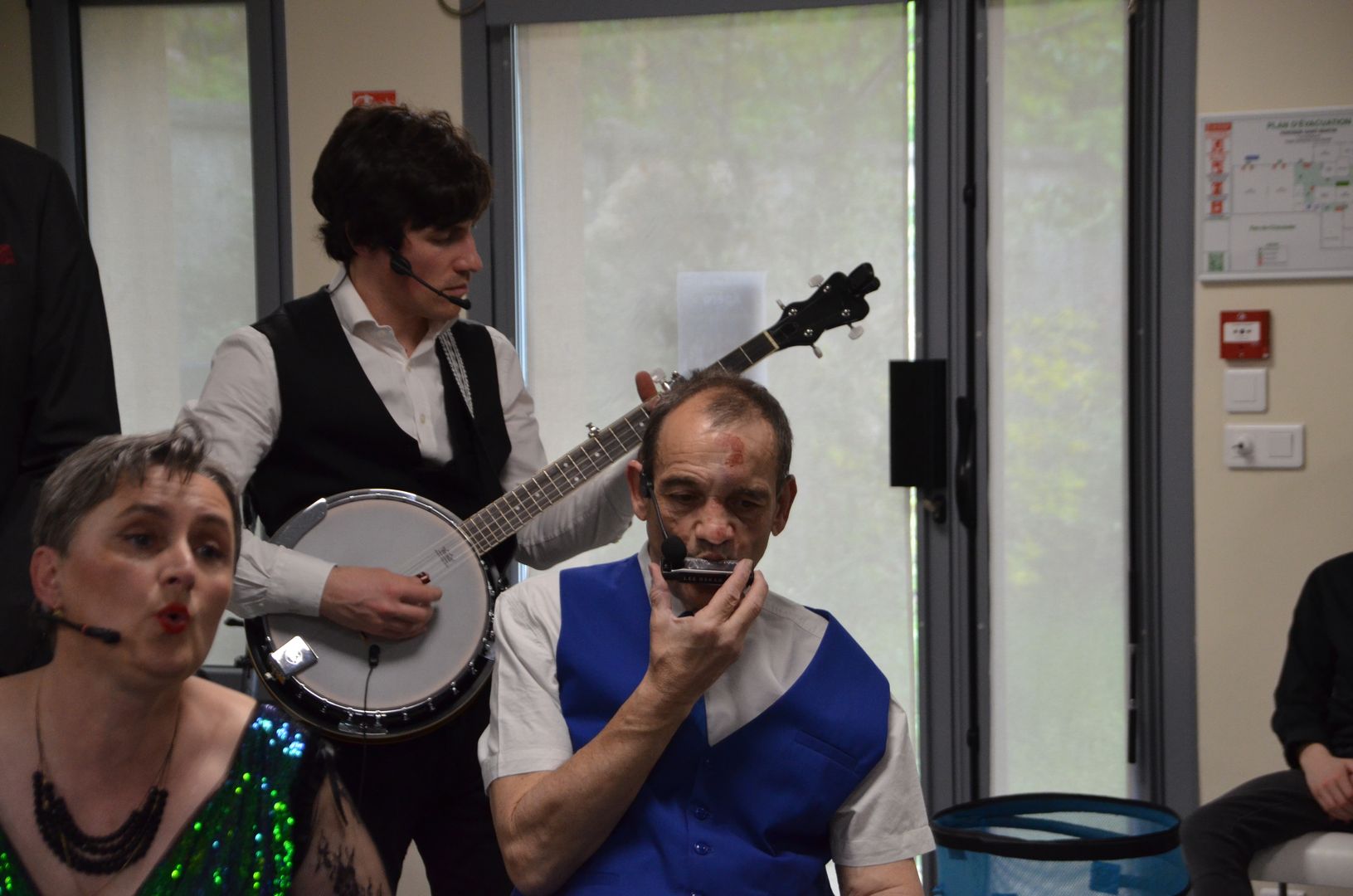 2023-04-30-(16h10m)-DSC_2594-mama-razzi.JPG