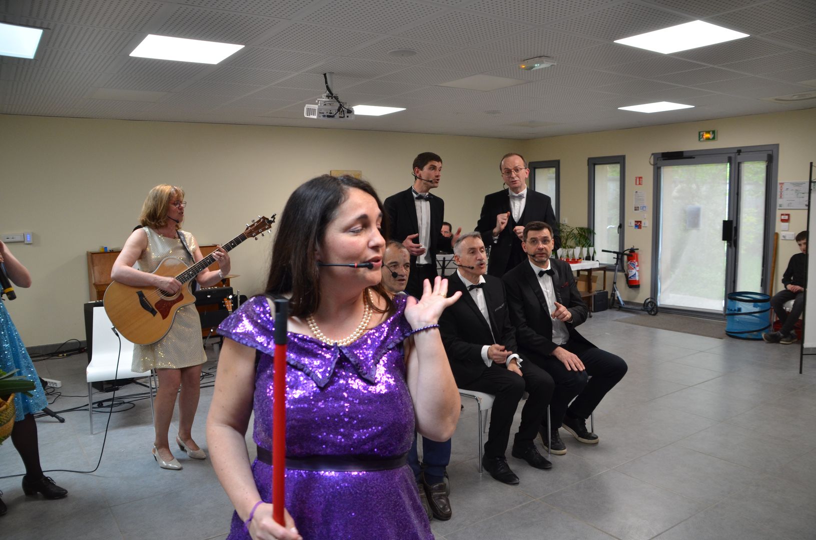 2023-04-30-(16h17m)-DSC_2622-mama-razzi.JPG
