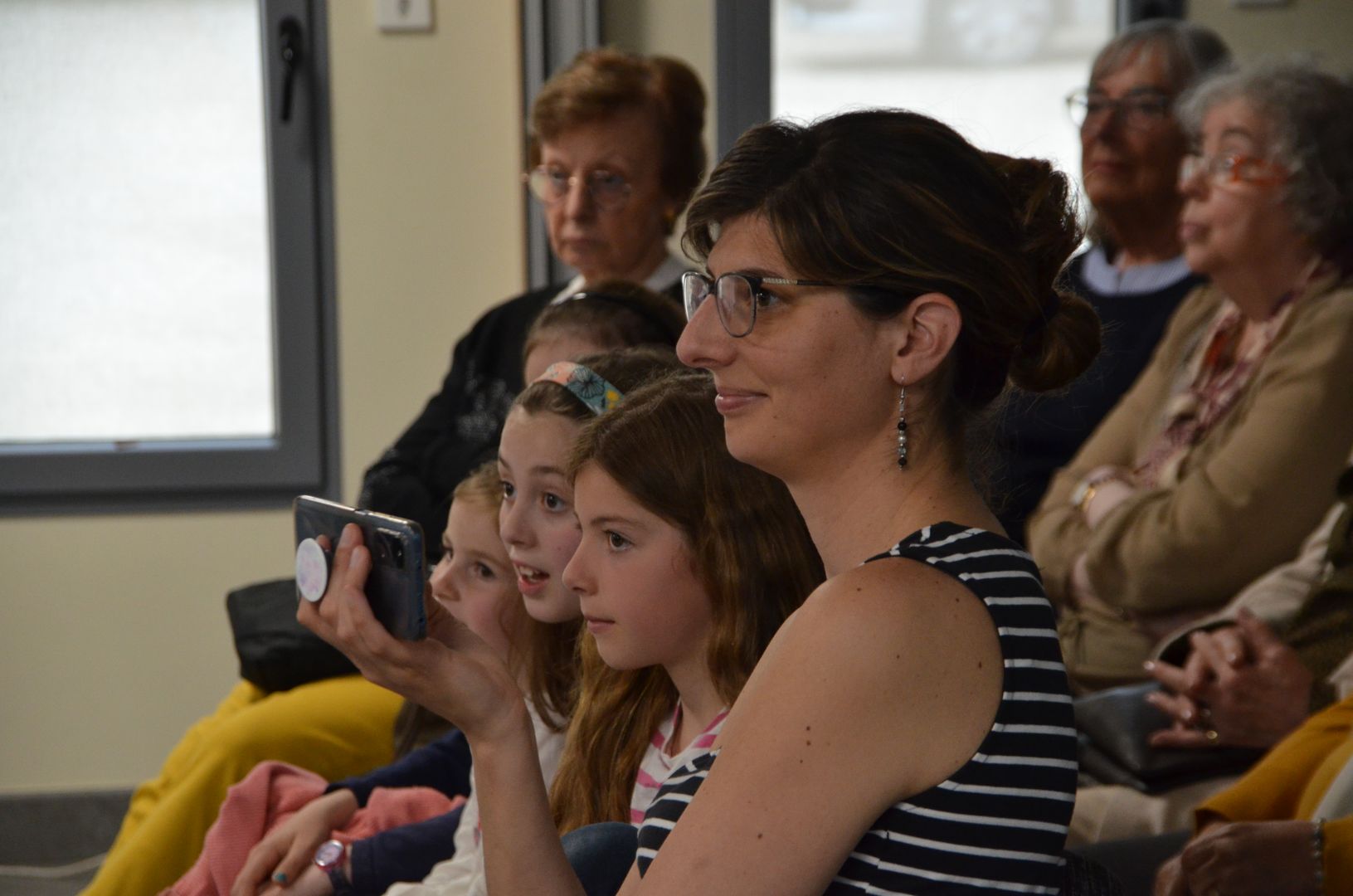 2023-04-30-(16h21m)-DSC_2654-mama-razzi.JPG