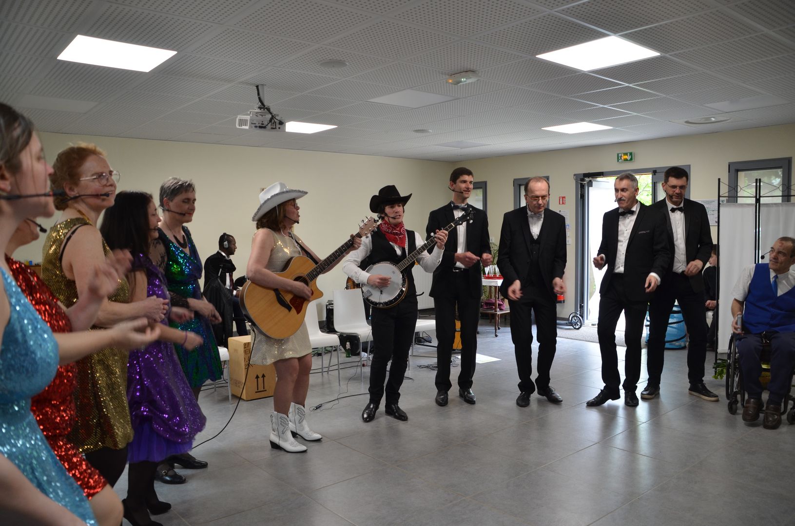 2023-04-30-(16h31m)-DSC_2715-mama-razzi.JPG