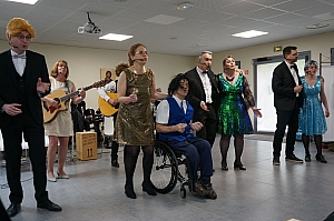 2023-04-30-(15h07m)-DSC03498-mama-razzi.JPG 2023-04-30-(15h07m)-DSC03498-mama-razzi.JPG