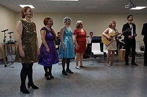 2023-04-30-(15h10m)-DSC03508-mama-razzi.JPG 2023-04-30-(15h10m)-DSC03508-mama-razzi.JPG