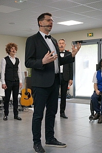 2023-04-30-(15h11m)-DSC03511-mama-razzi.JPG 2023-04-30-(15h11m)-DSC03511-mama-razzi.JPG