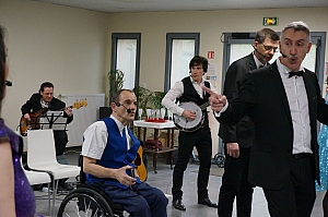 2023-04-30-(15h53m)-DSC03686-mama-razzi.JPG 2023-04-30-(15h53m)-DSC03686-mama-razzi.JPG
