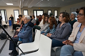 2023-04-30-(15h55m)-DSC03695-mama-razzi.JPG 2023-04-30-(15h55m)-DSC03695-mama-razzi.JPG