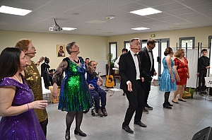 2023-04-30-(16h00m)-DSC_2535-mama-razzi.JPG 2023-04-30-(16h00m)-DSC_2535-mama-razzi.JPG
