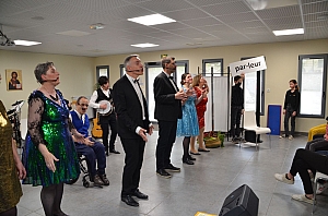 2023-04-30-(16h00m)-DSC_2541-mama-razzi.JPG 2023-04-30-(16h00m)-DSC_2541-mama-razzi.JPG