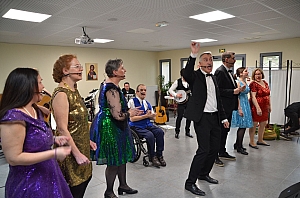 2023-04-30-(16h01m)-DSC_2545-mama-razzi.JPG 2023-04-30-(16h01m)-DSC_2545-mama-razzi.JPG