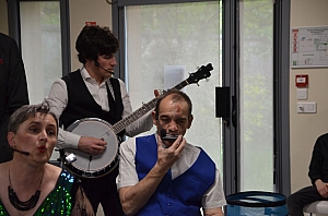 2023-04-30-(16h10m)-DSC_2594-mama-razzi.JPG 2023-04-30-(16h10m)-DSC_2594-mama-razzi.JPG