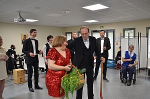 2023-04-30-(16h13m)-DSC_2603-mama-razzi.JPG 2023-04-30-(16h13m)-DSC_2603-mama-razzi.JPG