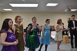 2023-04-30-(16h13m)-DSC_2606-mama-razzi.JPG 2023-04-30-(16h13m)-DSC_2606-mama-razzi.JPG