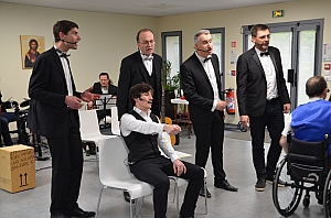 2023-04-30-(16h17m)-DSC_2626-mama-razzi.JPG 2023-04-30-(16h17m)-DSC_2626-mama-razzi.JPG