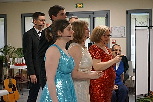2023-04-30-(16h18m)-DSC03790-mama-razzi.JPG 2023-04-30-(16h18m)-DSC03790-mama-razzi.JPG
