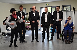 2023-04-30-(16h31m)-DSC_2718-mama-razzi.JPG 2023-04-30-(16h31m)-DSC_2718-mama-razzi.JPG