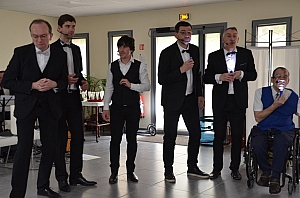 2023-04-30-(16h34m)-DSC_2749-mama-razzi.JPG 2023-04-30-(16h34m)-DSC_2749-mama-razzi.JPG