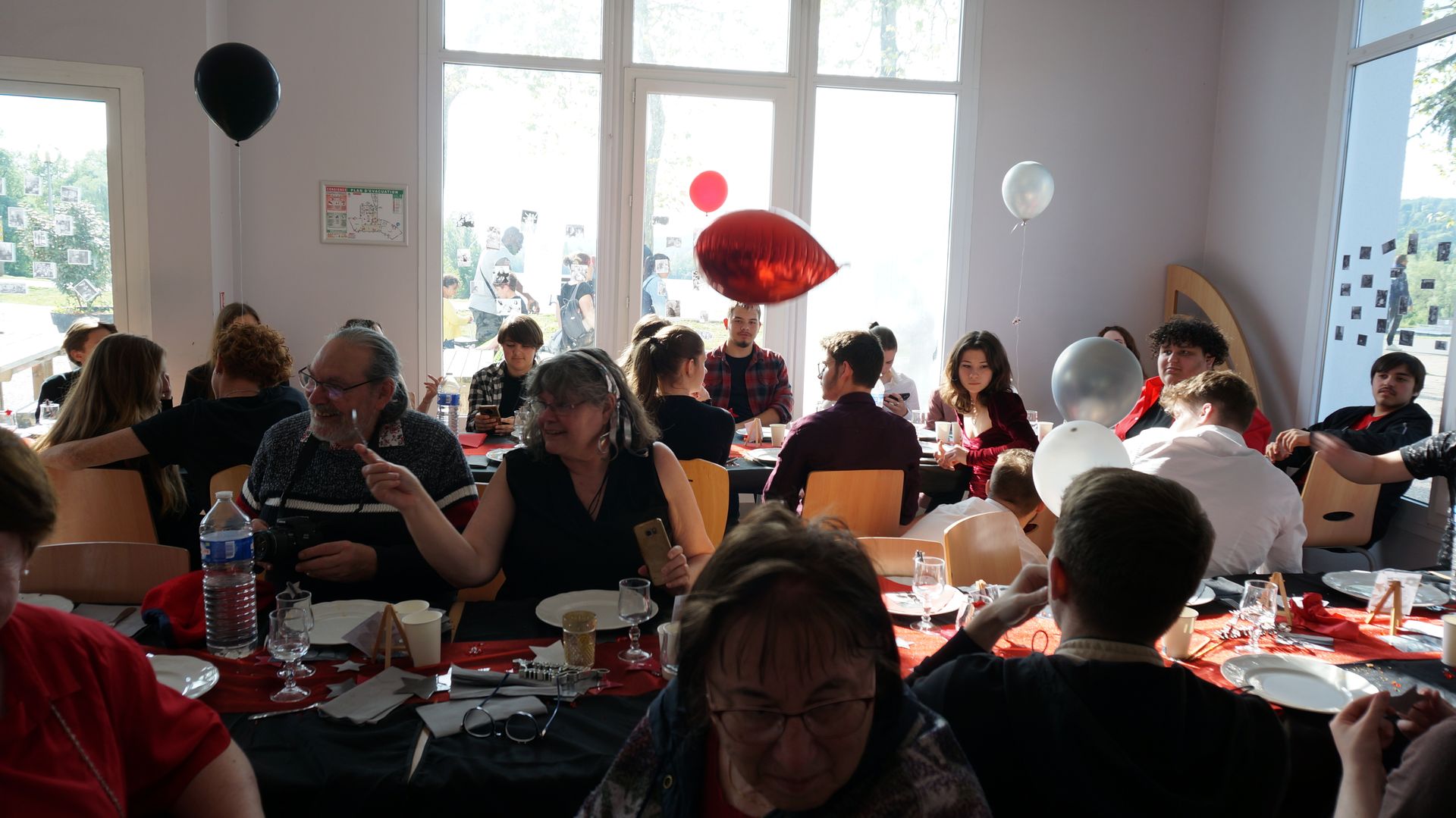 2023-05-18-(18h15m)-dsc04370-mama-razzi.jpg