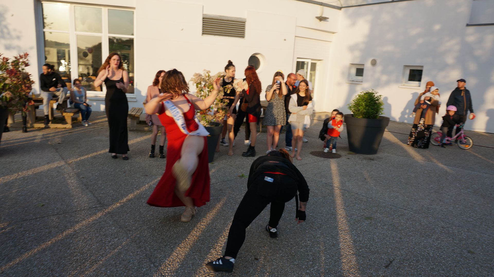 2023-05-18-(20h29m)-dsc04513-mama-razzi.jpg