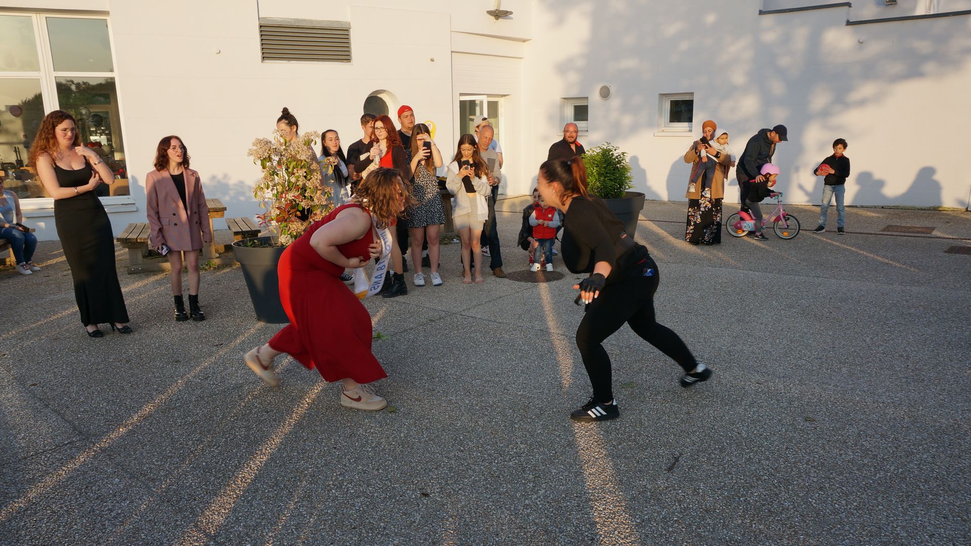 2023-05-18-(20h29m)-dsc04516-mama-razzi.jpg