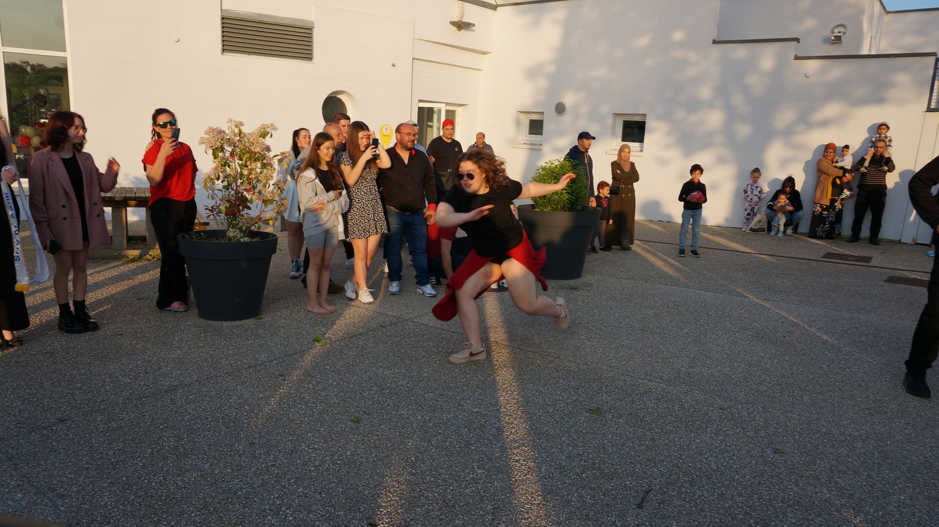 2023-05-18-(20h32m)-dsc04528-mama-razzi.jpg