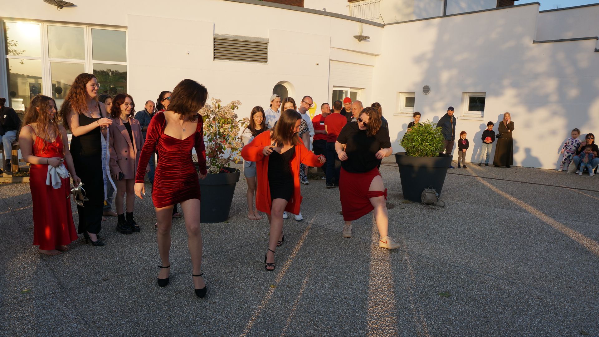 2023-05-18-(20h37m)-dsc04532-mama-razzi.jpg