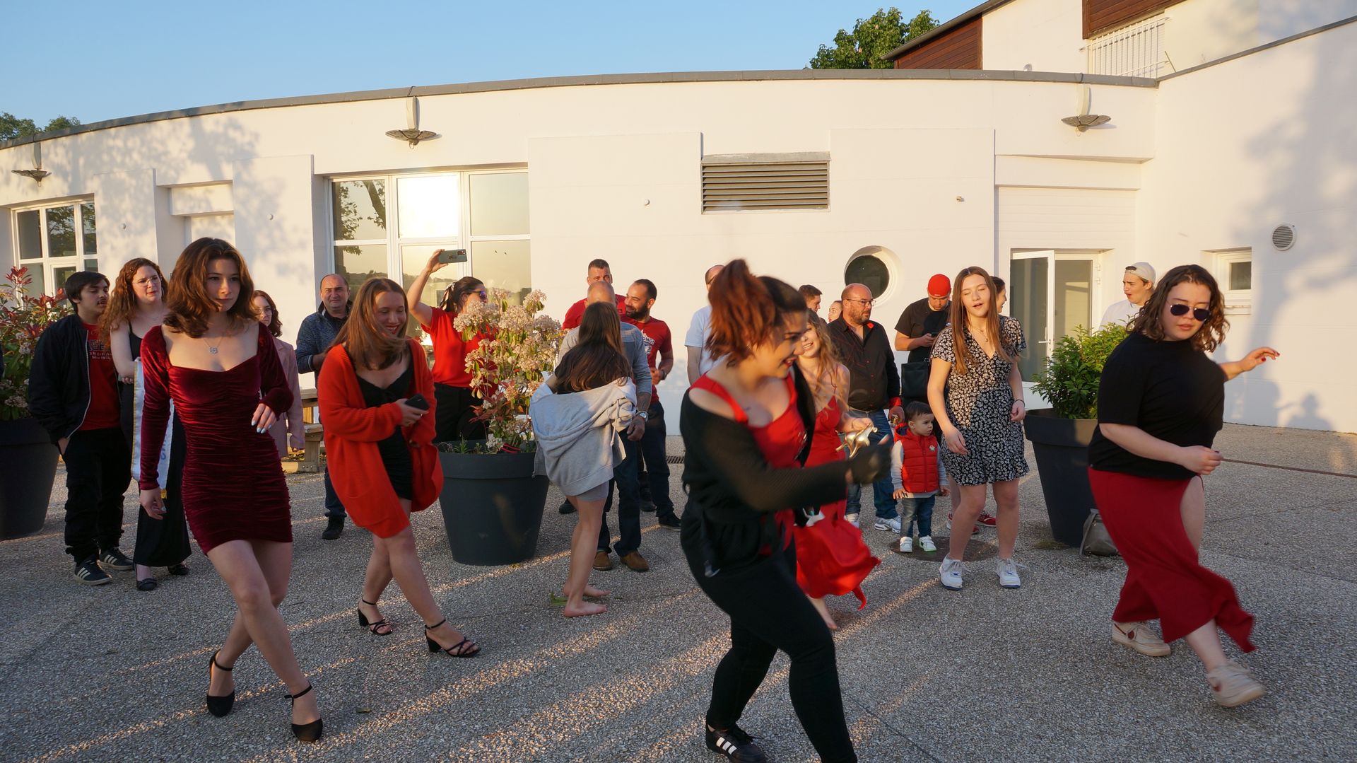 2023-05-18-(20h38m)-dsc04535-mama-razzi.jpg