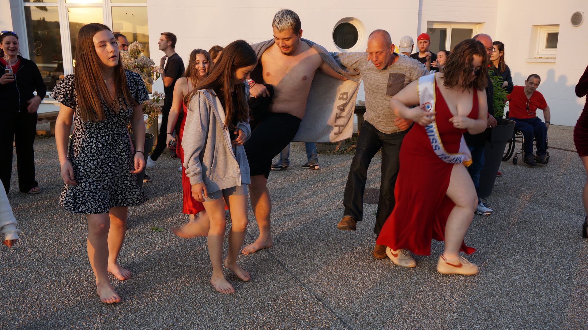 2023-05-18-(20h52m)-dsc04546-mama-razzi.jpg