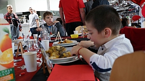 2023-05-18-(15h49m)-dsc04171-mama-razzi.jpg 2023-05-18-(15h49m)-dsc04171-mama-razzi.jpg