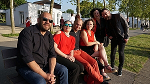 2023-05-18-(19h26m)-dsc04467-mama-razzi.jpg 2023-05-18-(19h26m)-dsc04467-mama-razzi.jpg