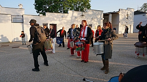2023-05-18-(20h30m)-dsc04521-mama-razzi.jpg 2023-05-18-(20h30m)-dsc04521-mama-razzi.jpg