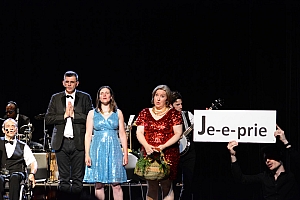 2023-06-23-(21h53)-dsc_0315-mama-razzi.jpg 2023-06-23-(21h53)-dsc_0315-mama-razzi.jpg