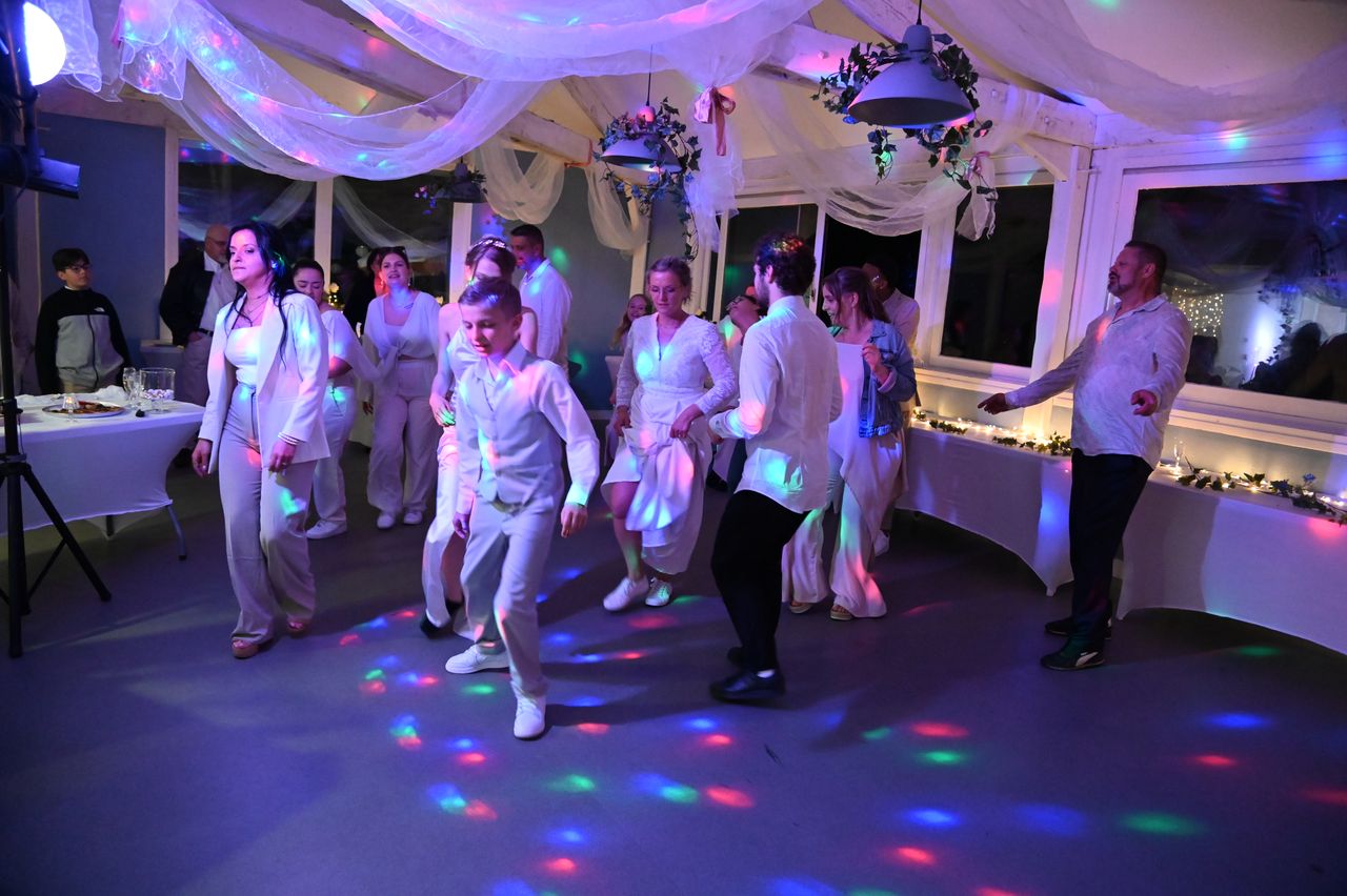 2024-05-05-dsc_8578-marion-gregory-soiree-mariage-mama-razzi.jpg