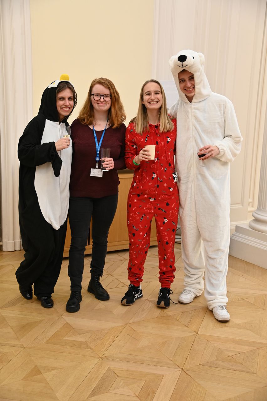 2024-12-13-(20h42m40s)-DSC_3747-(mama-razzi).JPG